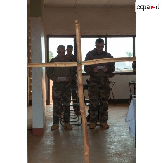 Le colonel Marc Espitalier, chef de corps du 1er RT et commandant le GTIA (groupement tactique interarmes) Turco, assiste en compagnie d'autres soldats à un office religieux sur la POD (plateforme opérationnelle défense) de Bambari.