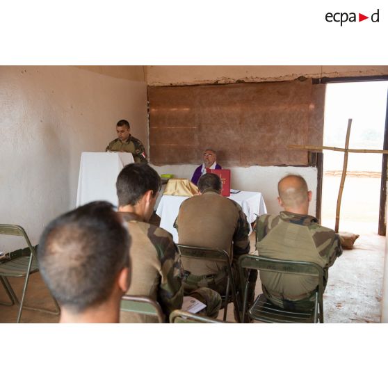 Un tirailleur du 1er RT du GTIA (groupement tactique interarmes) Turco lit l'épître quotidien lors d'un office religieux sur la POD (plateforme opérationnelle défense) de Bambari.