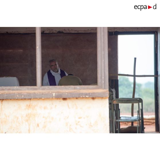 Office religieux célébré par le père Xavier Chojecki, aumônier militaire catholique, pour le GTIA (groupement tactique interarmes) Turco, sur la POD (plateforme opérationnelle défense) de Bambari.