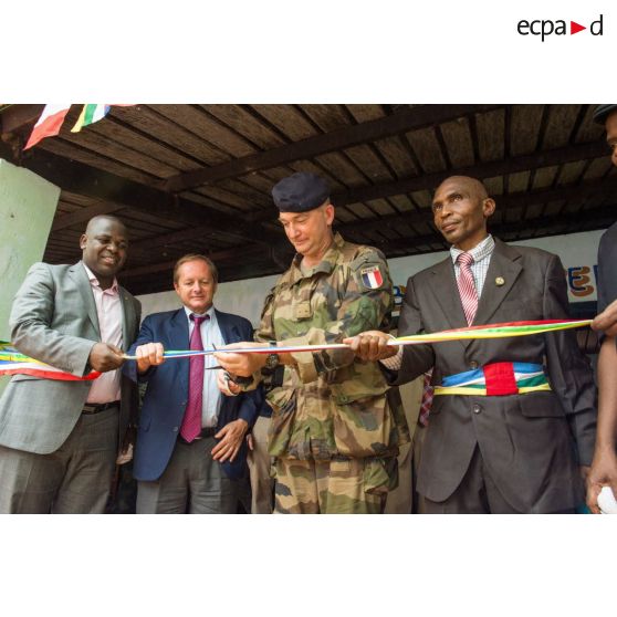 Le général de brigade Éric Bellot des Minières inaugure le marché de Bambari, lors d'une cérémonie pour sa réouverture, en présence d'autorités civiles et militaires centrafricaines et françaises.