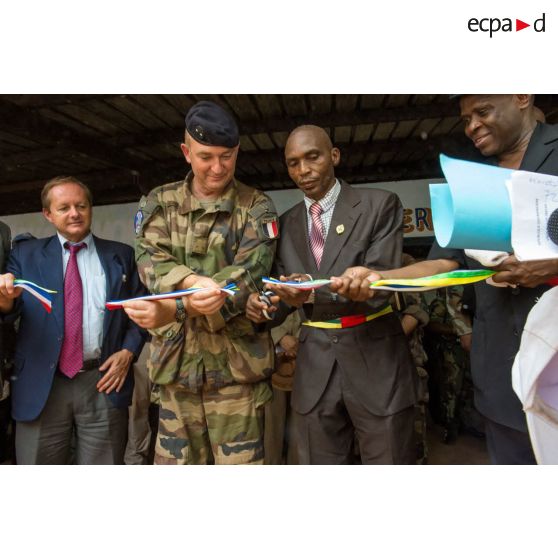 Le général de brigade Éric Bellot des Minières inaugure le marché de Bambari, lors d'une cérémonie pour sa réouverture, en présence d'autorités civiles et militaires centrafricaines et françaises.