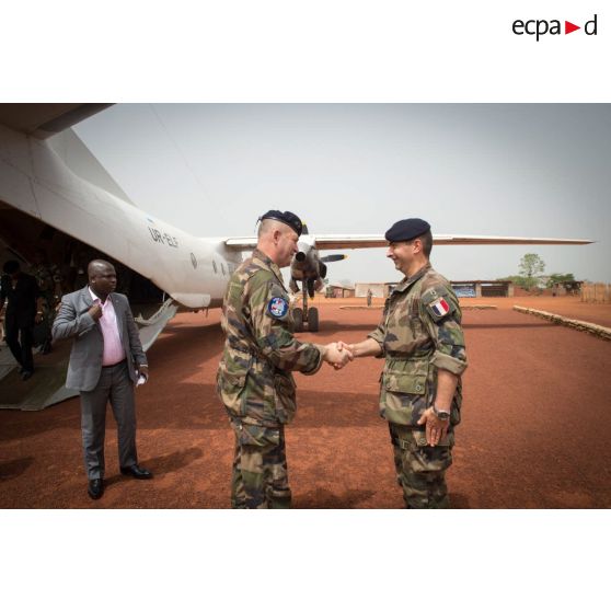 Le colonel Marc Espitalier, chef de corps du 1er RT et commandant le GTIA (groupement tactique interarmes) Turco, accueille le général Éric Bellot des Minières, commandant la force Sangaris, sur l'aérodrome de la POD (plateforme opérationnelle défense) de Bambari, lors de sa visite pour la cérémonie de réouverture du marché de la ville.