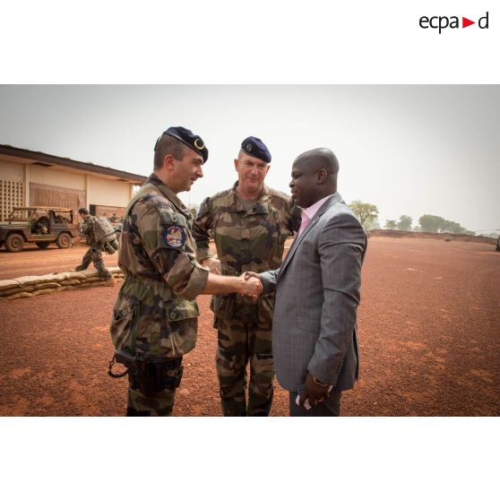 Le colonel Marc Espitalier, chef de corps du 1er RT et commandant le GTIA (groupement tactique interarmes) Turco, accueille monsieur Nicaise Karnou-Samedi, ministre de la sécurité de la République centrafricaine, en présence du général Éric Bellot des Minières, commandant la force Sangaris, sur l'aérodrome de la POD (plateforme opérationnelle défense) de Bambari, lors de sa visite pour la cérémonie de réouverture du marché de la ville.