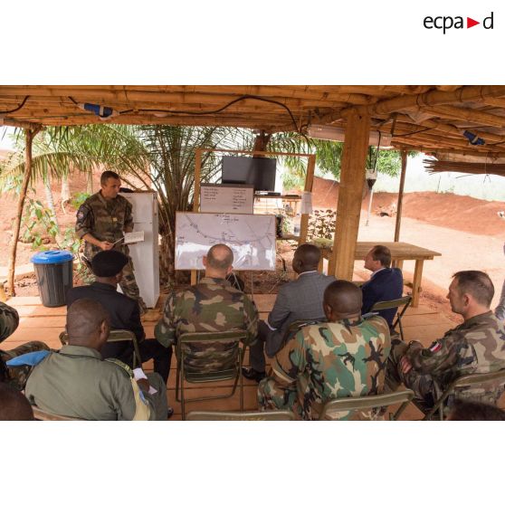 Le général de brigade Éric Bellot des Minières commandant la force Sangaris assiste à un briefing conduit par le colonel Marc Espitalier, chef de corps du 1er RT et commandant le GTIA (groupement tactique interarmes) Turco, en prévision de la cérémonie de réouverture du marché municipal de Bambari, aux côtés d'autorités civiles et militaires centrafricaines et françaises.