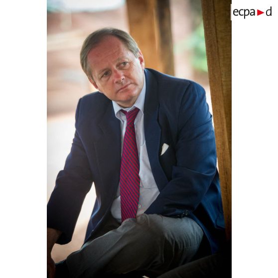 Portrait de monsieur Romain Vuillaume, chargé d'affaires à l'ambassade de France, lors de briefing en prévision de la cérémonie de réouverture du marché municipal de Bambari.