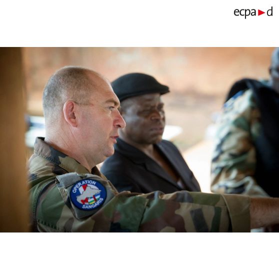 Le général de brigade Éric Bellot des Minières commandant la force Sangaris assiste à un briefing en prévision de la cérémonie de réouverture du marché municipal de Bambari, aux côtés d'autorités civiles et militaires centrafricaines et françaises.