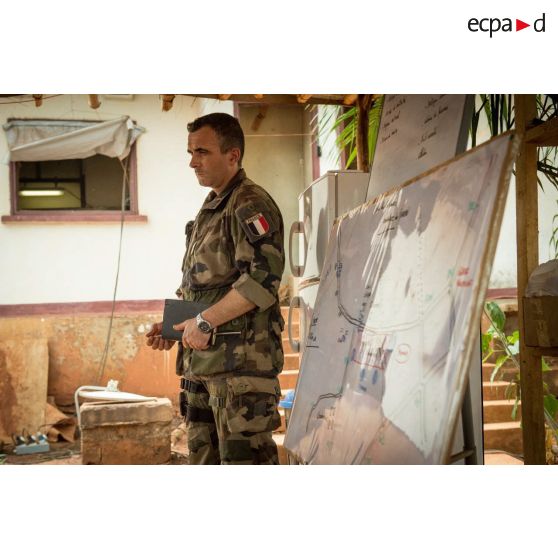 Le colonel Marc Espitalier, chef de corps du 1er RT et commandant le GTIA (groupement tactique interarmes) Turco, conduit un briefing en prévision de la cérémonie de réouverture du marché municipal de Bambari, à l'intention d'autorités civiles et militaires centrafricaines et françaises.