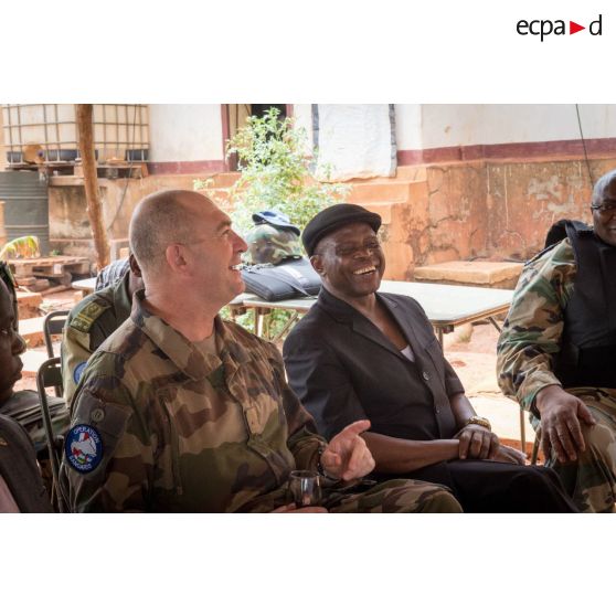 Le général de brigade Éric Bellot des Minières commandant la force Sangaris assiste à un briefing en prévision de la cérémonie de réouverture du marché municipal de Bambari, aux côtés d'autorités civiles et militaires centrafricaines et françaises.