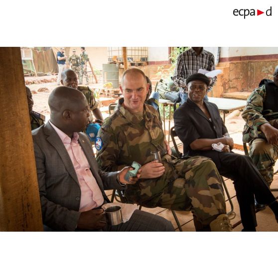 Le général de brigade Éric Bellot des Minières commandant la force Sangaris assiste à un briefing en prévision de la cérémonie de réouverture du marché municipal de Bambari, aux côtés d'autorités civiles et militaires centrafricaines et françaises.