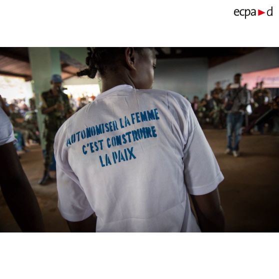 Jeune femme effectuant une danse durant la cérémonie de réouverture du marché de Bambari, rassemblant des autorités civiles et militaires centrafricaines et françaises.