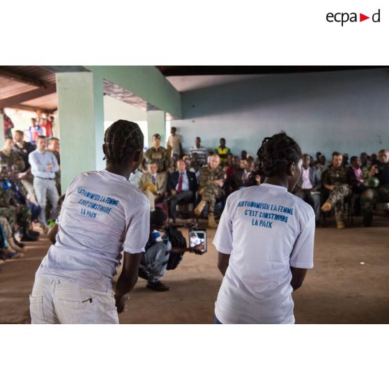 Jeunes femmes effectuant une danse durant la cérémonie de réouverture du marché de Bambari, rassemblant des autorités civiles et militaires centrafricaines et françaises.