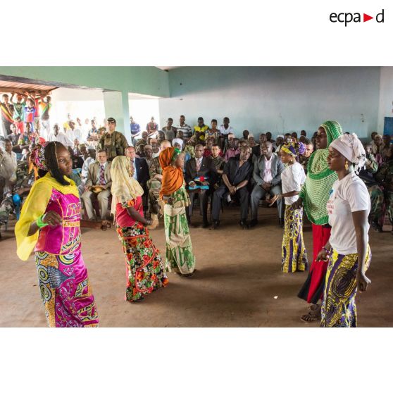 Jeunes femmes en costume traditionnel exécutant une danse durant la cérémonie de réouverture du marché de Bambari, rassemblant des autorités civiles et militaires centrafricaines et françaises.