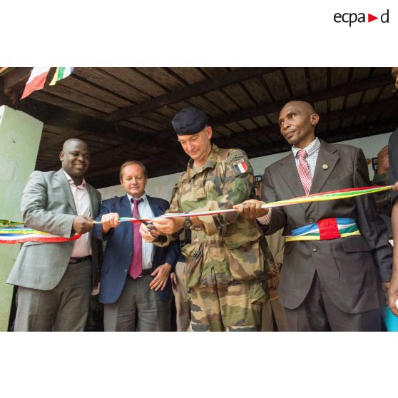 Le général de brigade Éric Bellot des Minières inaugure le marché de Bambari, lors d'une cérémonie pour sa réouverture, en présence d'autorités civiles et militaires centrafricaines et françaises.