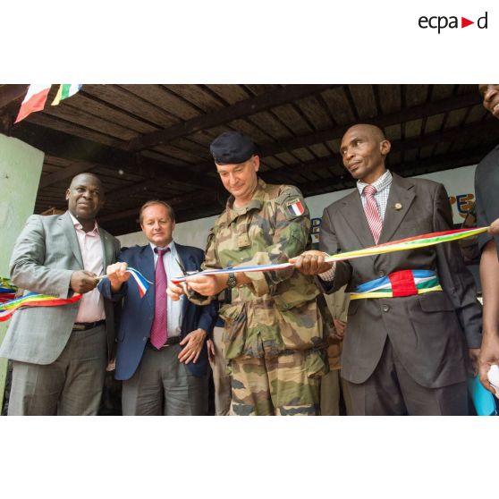 Le général de brigade Éric Bellot des Minières inaugure le marché de Bambari, lors d'une cérémonie pour sa réouverture, en présence d'autorités civiles et militaires centrafricaines et françaises.