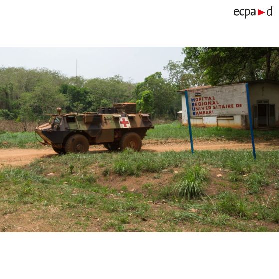 Un VAB sanitaire attaché au rôle 1 de la POD (plateforme opérationnelle défense) de Bambari stationne devant l'hôpital régional universitaire de la ville.