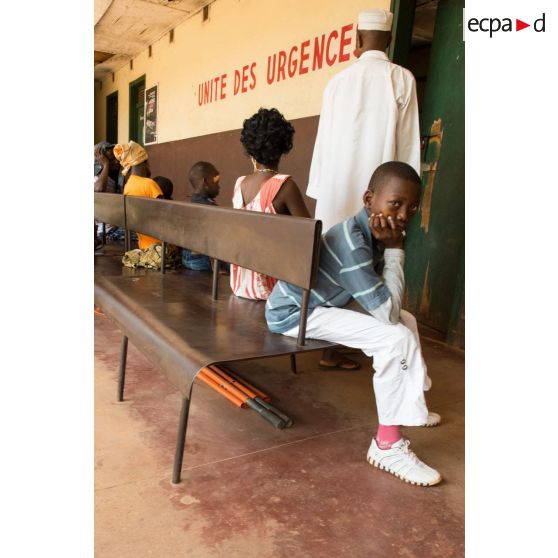 Salle d'attente des urgences de l'hôpital régional universitaire de Bambari, où un médecin du rôle 1 de la POD (plateforme opérationnelle défense) de la ville consulte dans le cadre d'une AMP (aide médicale à la population).