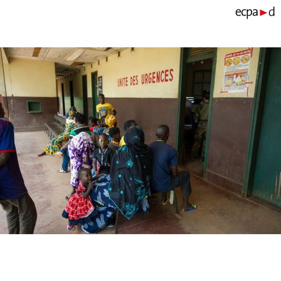 Salle d'attente des urgences de l'hôpital régional universitaire de Bambari, où un médecin du rôle 1 de la POD (plateforme opérationnelle défense) de la ville consulte dans le cadre d'une AMP (aide médicale à la population).