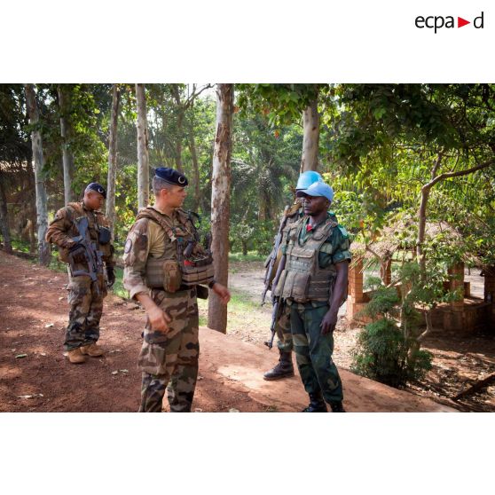 Le chef de section de la compagnie Rouge du 1er RT du GTIA (groupement tactique interarmes) Turco s'entretient avec les casques bleus de la MINUSCA (mission multidimensionnelle intégrée des Nations Unies pour la stabilisation en Centrafrique), lors d'une mission de contrôle sur un check-point établi sur l'axe du marché central de Bambari.