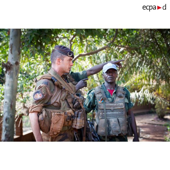 Le chef de section de la compagnie Rouge du 1er RT du GTIA (groupement tactique interarmes) Turco s'entretient avec les casques bleus de la MINUSCA (mission multidimensionnelle intégrée des Nations Unies pour la stabilisation en Centrafrique), lors d'une mission de contrôle sur un check-point établi sur l'axe du marché central de Bambari.