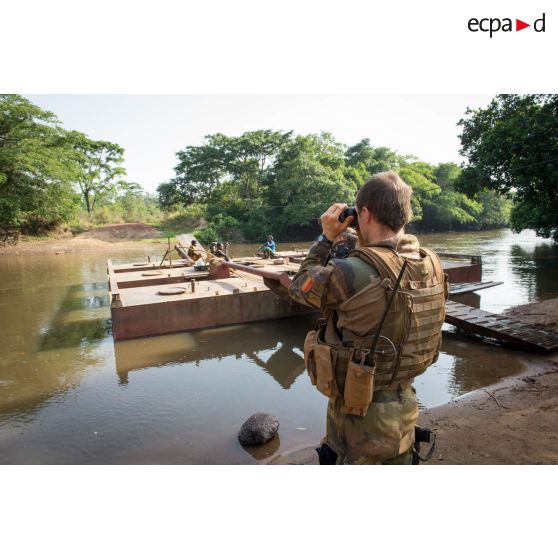 Un soldat du 3e RG du GTIA (groupement tactique interarmes) Turco calcule la distance entre les deux rives de la rivière Baibou, dans le cadre de la réfection du bac de Gimbissi.