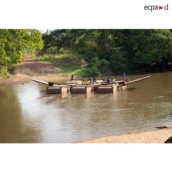 Habitants traversant la rivière Baibou au moyen du bac de Gimbissi pour se rendre aux champs. Celui-ci a été réfectionné par les hommes du 3e RG du GTIA (groupement tactique interarmes) Turco.