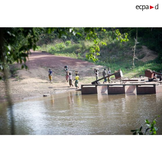 Habitants débarquant du bac de Gimbissi sur la rivière Baibou pour se rendre aux champs. Celui-ci a été réfectionné par les hommes du 3e RG du GTIA (groupement tactique interarmes) Turco.