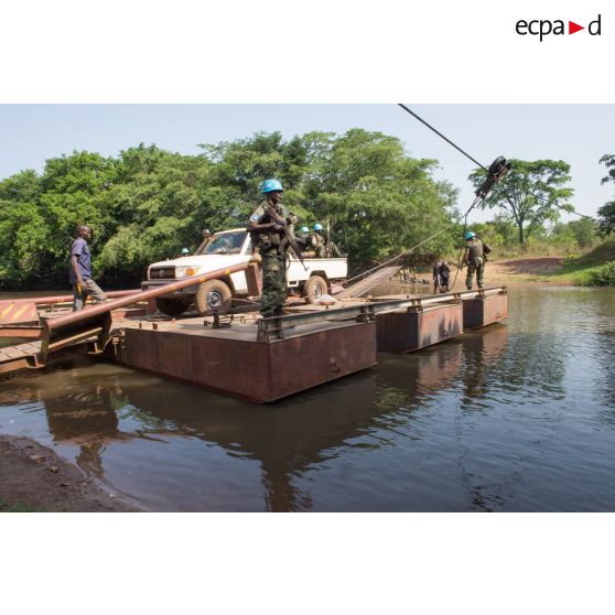 Eléments des forces de la MINUSCA (mission multidimensionnelle intégrée des Nations Unies pour la stabilisation en Centrafrique) traversant la rivière Baibou par le bac de Gimbissi, afin de se rendre sur les lieux d'un charnier identifié dans la zone.