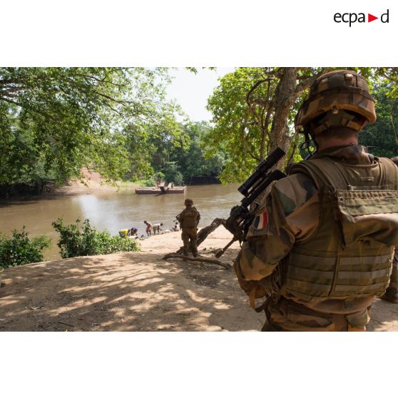 Soldats du 3e RG du GTIA (groupement tactique interarmes) Turco sécurisant le point de franchissement du bac de Gimbissi sur la rivière Baibou.