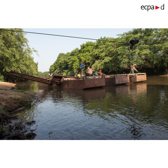 Habitants débarquant du bac de Gimbissi sur la rivière Baibou pour se rendre aux champs. Celui-ci a été réfectionné par les hommes du 3e RG du GTIA (groupement tactique interarmes) Turco.