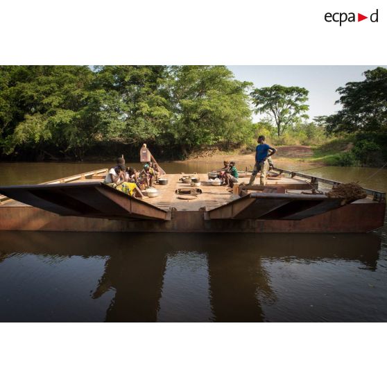 Habitants débarquant du bac de Gimbissi sur la rivière Baibou pour se rendre aux champs. Celui-ci a été réfectionné par les hommes du 3e RG du GTIA (groupement tactique interarmes) Turco.