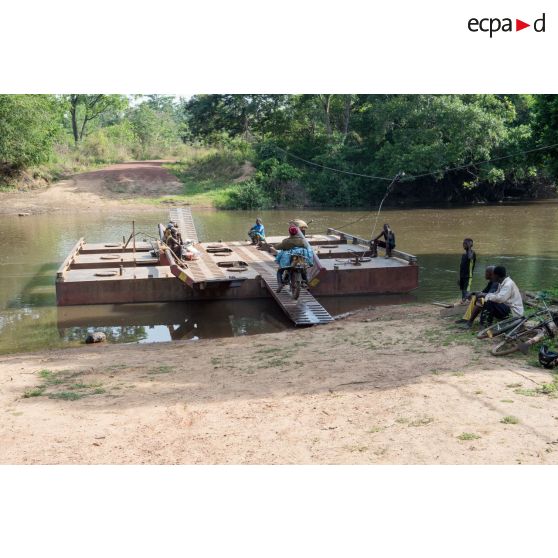 Habitants embarquant à bord du bac de Gimbissi sur la rivière Baibou pour se rendre aux champs. Celui-ci a été réfectionné par les hommes du 3e RG du GTIA (groupement tactique interarmes) Turco.