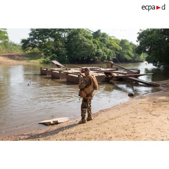 Soldats du 3e RG du GTIA (groupement tactique interarmes) Turco inspectant la flottaison du bac de Gimbissi, dans le cadre de sa réfection.