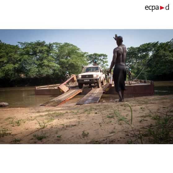 Eléments des forces armées de la MINUSCA (mission multidimensionnelle intégrée des Nations Unies pour la stabilisation en Centrafrique) à bord d'un pick-up Toyota, débarquant du bac de Gimbissi sur la rivière Baibou pour se rendre sur le site d'un charnier identifié dans la zone.