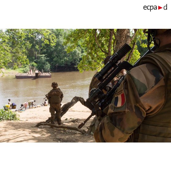 Soldats du 3e RG du GTIA (groupement tactique interarmes) Turco sécurisant le point de franchissement du bac de Gimbissi sur la rivière Baibou.