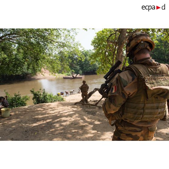 Soldats du 3e RG du GTIA (groupement tactique interarmes) Turco sécurisant le point de franchissement du bac de Gimbissi sur la rivière Baibou.