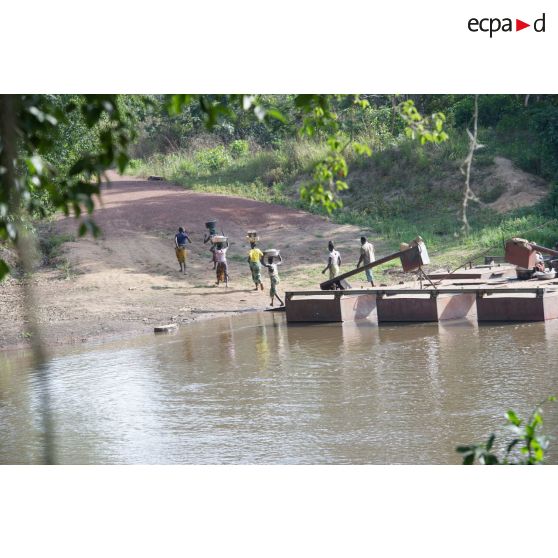 Habitants débarquant du bac de Gimbissi sur la rivière Baibou pour se rendre aux champs. Celui-ci a été réfectionné par les hommes du 3e RG du GTIA (groupement tactique interarmes) Turco.