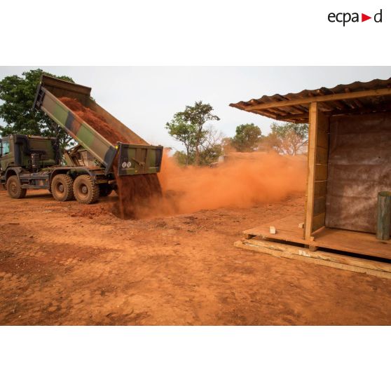 Un camion-benne Scania utilisé par les soldats du groupe d'appui du Génie du GTIA (groupement tactique interarmes) rebouche une ancienne fosse septique, dans le cadre du réaménagement des installations sanitaires de la POD (plateforme opérationnelle défense) de Bambari.