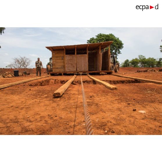 Soldats du groupe d'appui du Génie du GTIA (groupement tactique interarmes) Turco s'apprêtant à déplacer un module sanitaire afin de le transporter d'une fosse septique à une autre, dans le cadre du réaménagement des installations sanitaires de la POD (plateforme opérationnelle défense) de Bambari.