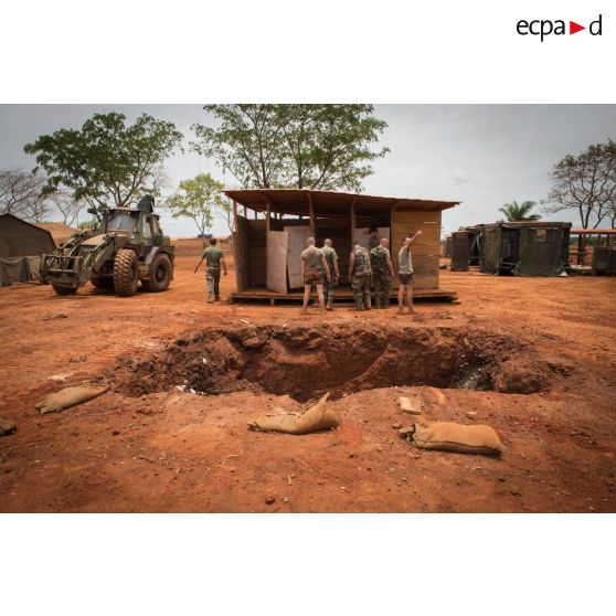 Soldats du groupe d'appui du Génie du GTIA (groupement tactique interarmes) Turco s'apprêtant à déplacer un module sanitaire afin de le transporter d'une fosse septique à une autre, dans le cadre du réaménagement des installations sanitaires de la POD (plateforme opérationnelle défense) de Bambari.