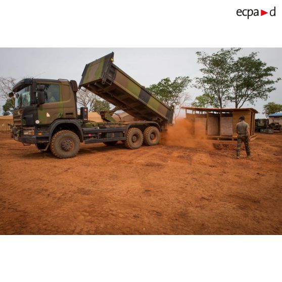 Un camion-benne Scania utilisé par les soldats du groupe d'appui du Génie du GTIA (groupement tactique interarmes) Turco rebouche une ancienne fosse septique, dans le cadre du réaménagement des installations sanitaires de la POD (plateforme opérationnelle défense) de Bambari.