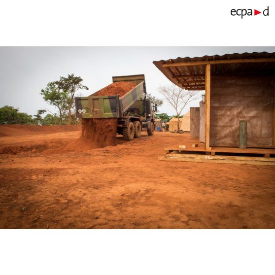 Un camion-benne Scania utilisé par les soldats du groupe d'appui du Génie du GTIA (groupement tactique interarmes) Turco rebouche une ancienne fosse septique, dans le cadre du réaménagement des installations sanitaires de la POD (plateforme opérationnelle défense) de Bambari.