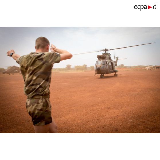 Atterrissage d'un hélicoptère SA-330 Puma du DETALAT (détachement de l'ALAT) sur l'aérodrome de la POD (plateforme opérationnelle défense) de Bambari, lors de son arrivée depuis la base de Bangui pour une mission de ravitaillement logistique du GTIA (groupement tactique interarmes) Turco depuis la base de Bangui.