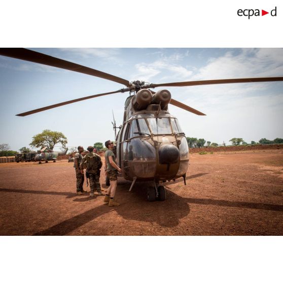 Un hélicoptère SA-330 Puma du DETALAT (détachement de l'ALAT) stationne sur l'aérodrome de la POD (plateforme opérationnelle défense) de Bambari, lors d'une mission de ravitaillement logistique du GTIA (groupement tactique interarmes) Turco depuis la base de Bangui.