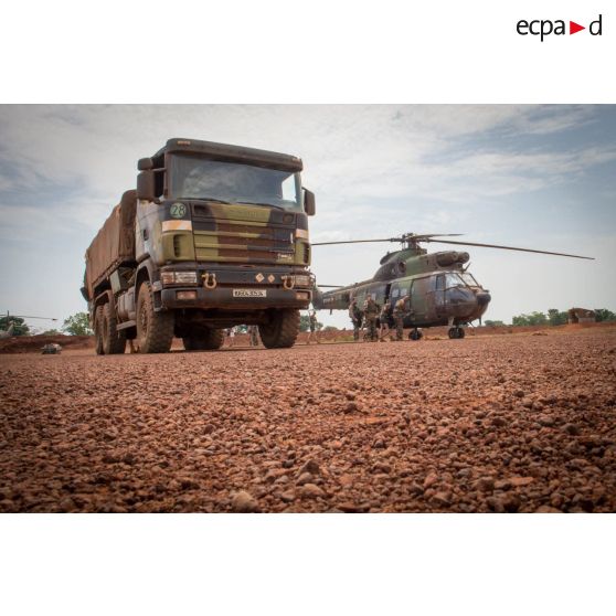 Réapprovisionnement d'un hélicoptère SA-330 Puma du DETALAT (détachement de l'ALAT) stationnant sur l'aérodrome de la POD (plateforme opérationnelle défense) de Bambari par un camion-citerne CCP10 (camions citerne polyvalent de 10 mètres cubes), lors d'une mission de ravitaillement logistique du GTIA (groupement tactique interarmes) Turco depuis la base de Bangui.