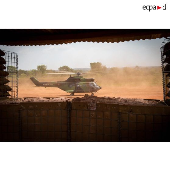 Hélicoptère SA-330 Puma du DETALAT (détachement de l'ALAT) au décollage sur la piste de l'aérodrome de la POD (plateforme opérationnelle défense) de Bambari, lors de son départ pour la base de Bangui à la fin d'une opération de ravitaillement logistique du GTIA (groupement tactique interarmes) Turco.