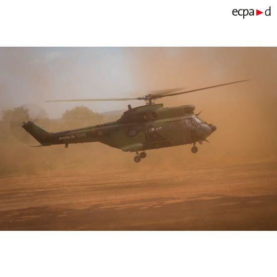 Hélicoptère SA-330 Puma du DETALAT (détachement de l'ALAT) au décollage sur la piste de l'aérodrome de la POD (plateforme opérationnelle défense) de Bambari, lors de son départ pour la base de Bangui à la fin d'une opération de ravitaillement logistique du GTIA (groupement tactique interarmes) Turco.