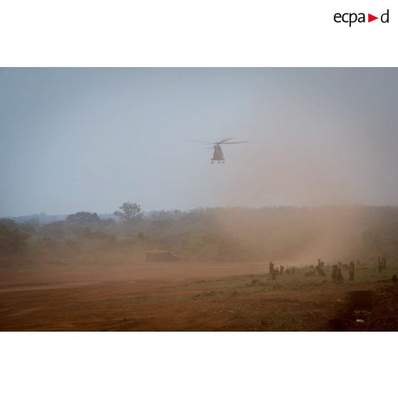 Hélicoptère SA-330 Puma du DETALAT (détachement de l'ALAT) survolant la piste de l'aérodrome de la POD (plateforme opérationnelle défense) de Bambari, lors de son départ pour la base de Bangui à la fin d'une opération de ravitaillement logistique du GTIA (groupement tactique interarmes) Turco.