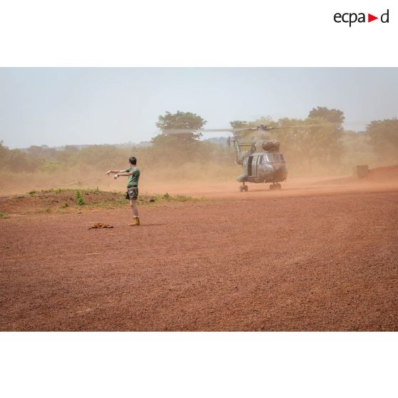 Atterrissage d'un hélicoptère SA-330 Puma du DETALAT (détachement de l'ALAT) sur l'aérodrome de la POD (plateforme opérationnelle défense) de Bambari, lors de son arrivée depuis la base de Bangui pour une mission de ravitaillement logistique du GTIA (groupement tactique interarmes) Turco.