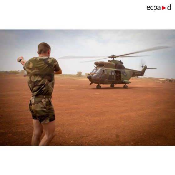 Atterrissage d'un hélicoptère SA-330 Puma du DETALAT (détachement de l'ALAT) sur l'aérodrome de la POD (plateforme opérationnelle défense) de Bambari, lors de son arrivée pour une mission de ravitaillement logistique du GTIA (groupement tactique interarmes) Turco.