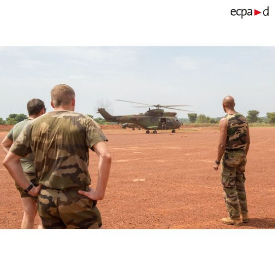 Un hélicoptère SA-330 Puma du DETALAT (détachement de l'ALAT) vient d'atterrir sur la POD (plateforme opérationnelle défense) de Bambari sous les yeux du personnel de l'aérodrome, lors de son arrivée depuis la base de Bangui pour une mission de ravitaillement logistique du GTIA (groupement tactique interarmes) Turco.